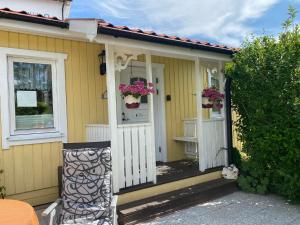 a yellow house with potted flowers on the door at "Villa" Rotkäppchen in Binz