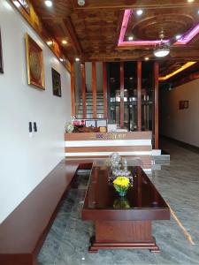 a lobby with a table with a vase of flowers on it at Tam Coc Cozy Hotel in Vũ Lâm