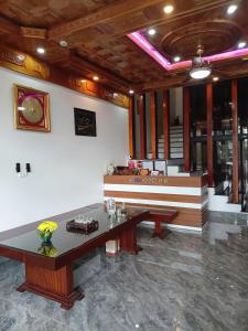 a dining room with a table and a bench at Tam Coc Cozy Hotel in Vũ Lâm