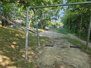 an empty swing set in a park at Gittis Ferienwohnung in Greifenberg