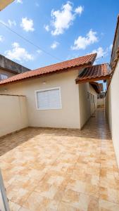 an empty courtyard of a house with a roof at Beach House 96 in Itanhaém
