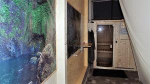 a hallway with a painting on the wall next to a bathroom at Ferienwohnung Komfort in Hakendorferwurp