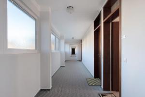 a hallway with white walls and a window at Atelier Probst Schönwald in Aufʼm Bühl +53 photos