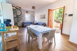a kitchen and dining room with a table and chairs at VILLA FRANCA in Fontane Bianche