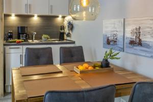 a kitchen with a wooden table with a bowl of fruit on it at Pier17 Appartement 1 in Borkum