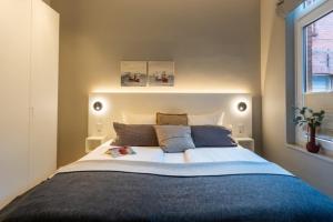 a bedroom with a large bed with pillows at Pier17 Appartement 1 in Borkum