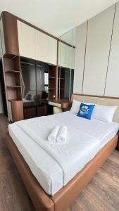 a large bed with two white towels on it at Cara Riverside Cần Thơ- 2 mins GO Cần Thơ in Can Tho