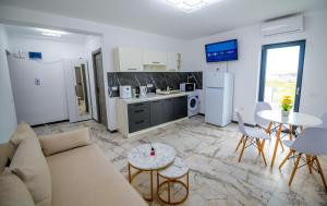 a living room with a couch and a kitchen at Nibiru Sea View in Costinesti