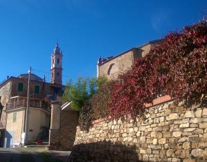 VasiaにあるCasa Rossanaの時計塔を背景にした石壁