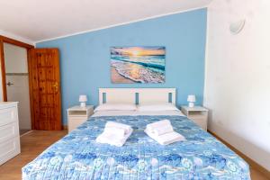 a bedroom with a bed with two towels on it at VILLA FRANCA in Fontane Bianche