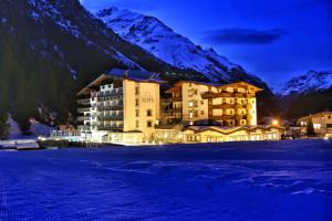 ein Hotel in den Bergen nachts im Schnee in der Unterkunft Sport- und Vitalhotel Seppl in Sankt Leonhard im Pitztal