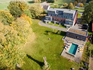 an aerial view of a large house with a yard at Gutshaus Wohnung 5 in Laschendorf