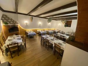 an empty restaurant with white tables and chairs at Masseria della Fontana Vecchia in San Cipriano Picentino