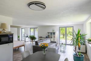 a living room with a couch and a table at Spatzenhuus in Rubkow +2 photos