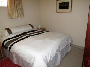 a bedroom with a large white bed in a room at The Goldings in Lewes