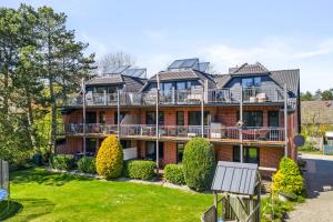 an image of a house with solar panels on the roof at Appartementanlage Wieben in Böhl