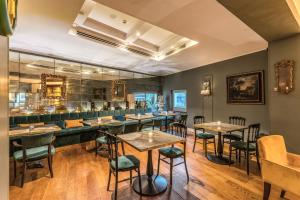 a restaurant with a long bar with tables and chairs at Hotel Clitunno in Spoleto