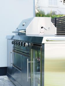 a grill on top of a stove in a kitchen at Strandhaus Marie-Team in Göhren-Lebbin