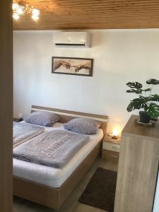 a bedroom with a bed and a potted plant at Ferienhaus Ankerplatz in Bedekaspel