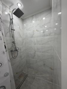 a bathroom with a shower with a glass door at Apartament Rîșcani in Chişinău