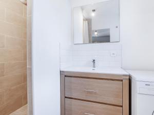 a bathroom with a sink and a mirror at Le PTIT VENT, cosy et bien situé in Cavalaire-sur-Mer