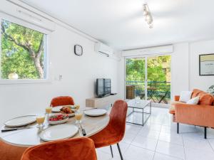 a living room with a table and chairs at Le PTIT VENT, cosy et bien situé in Cavalaire-sur-Mer