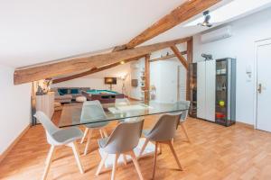a living room with a glass table and chairs at Grand Loft avec Billard Netflix et Climatisation in Socourt +16 photos