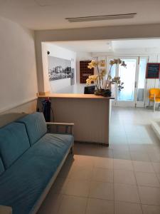 a living room with a couch and a kitchen at Hostal Cala Ratjada in Cala Ratjada