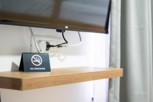 a no smoking sign sitting on a wooden shelf at Apartmani Narona in Jablanica