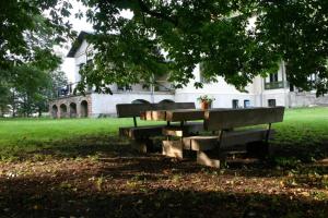 a park bench in front of a large building at Gutshaus Bartelshagen in Bartelshagen