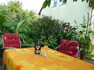 a table with a bottle of wine and two glasses at Eisvogel- Ferienwohnung in Marienfelde