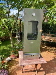 a machine sitting on a bench in a garden at Eisvogel- Ferienwohnung in Marienfelde +11 photos