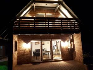 a small brick house with a window and a table at Ferienhaus Hieve in Marienwehr