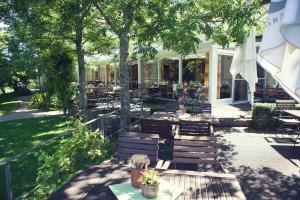 Puutarhaa majoituspaikan Hotel Sonnenhof ulkopuolella