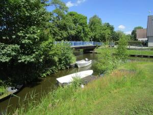 two boats in a river with a bridge at Ferienwohnung Biesterfeld in Bedekaspel