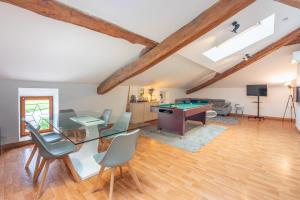 a living room with a table and a pool table at Grand Loft avec Billard Netflix et Climatisation in Socourt