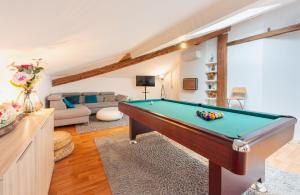 a living room with a pool table at Grand Loft avec Billard Netflix et Climatisation in Socourt