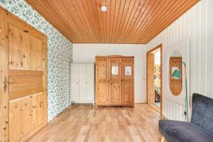 a living room with wooden floors and a wooden ceiling at Ferienwohnung Saustrup in Saustrup