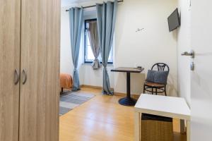 a room with a door and a table and a desk at Family House in Aveiro