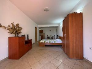 a bedroom with a bed and a wooden cabinet at SS Pearl Apartment 1 in Utjeha