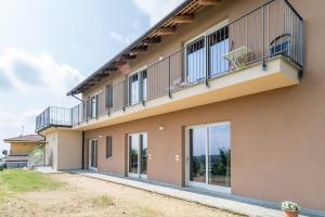 a building with a balcony on the side of it at Lanizoladelroero in Sommariva Perno