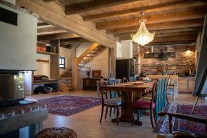 eine Küche und ein Esszimmer mit Tisch und Stühlen in der Unterkunft Ülase Riverside Lodge, Rural Retreat for 20 Guests, Private Smoke Sauna Available, Estonia in Lohu
