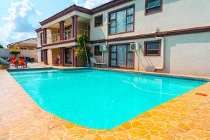 a swimming pool in front of a house at 606 Guesthouse in Bushbuckridge