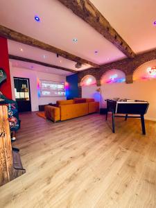 a living room with a pool table and a couch at Quartier Général des Gamers Arcade Terrasse in Saint-Omer