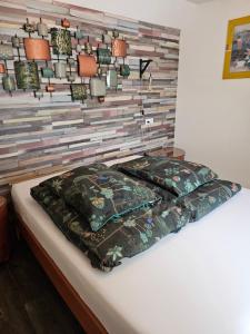 ein Bett in einem Zimmer mit einer Pflanzenwand in der Unterkunft SecondHandRose in Sprang-Capelle