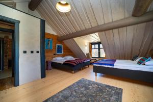 ein Schlafzimmer mit zwei Betten in einem Zimmer in der Unterkunft Ülase Riverside Lodge, Rural Retreat for 20 Guests, Private Smoke Sauna Available, Estonia in Lohu