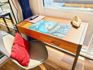 a desk with a cat on a table at Floatinghouse Milan - LP9 in Vetschau
