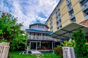 un bâtiment d'hôtel avec une terrasse couverte et un bâtiment dans l'établissement Viva Hotel Songkhla, à Songkhla