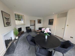 a living room with a table and chairs at Hidden get away in Lewes in Lewes