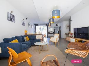 a living room with a blue couch and chairs at Grande Maison familiale - Piscine privée & Jardin clos - 10min Avignon & Château-neuf-du-Pape - Climatisation - Parking privé gratuit - Animaux admis in Sorgues